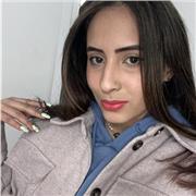 La profesora de música da clases de iniciación musical a niños de todas las edades